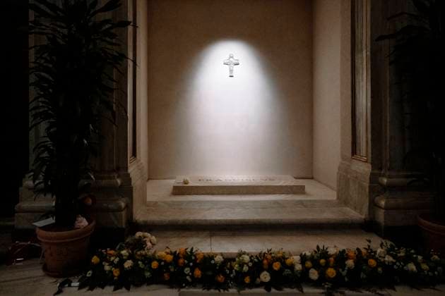 Bilder des Jahres 2025, News 04 April News Themen der Woche KW17 April 27, 2025, Rome, Vatican, Rome, Italy: Pope Francis grave. People pay a tribute to the grave of Pope Francis in St. Maria Maggiore after the funeral celebratef on 26 of April 2025. Rome, Vatican Italy - ZUMAf172 20250427_zip_f172_019 Copyright: xValeriaxFerrarox