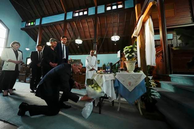April 27, 2025, Vancouver, Bc, Canada: Liberal Leader Mark Carney lays flowers as he visits St. Mary the Vigil South Hill Church with B.C. Premier David Eby, Vancouver Mayor Ken Sim and MLA Mable Elmore as Fr. Expedito Farinas looks on in Vancouver, B.C., on Sunday, April 27, 2025. Shock and grief rippled through Canada s Filipino community on Sunday as members struggled to come to grips with an attack at a cultural street festival in Vancouver on Saturday that killed 11 people and injured dozens more. Vancouver Canada  - ZUMAc35_ 20250427_zaf_c35_116 Copyright: xSeanxKilpatrickx