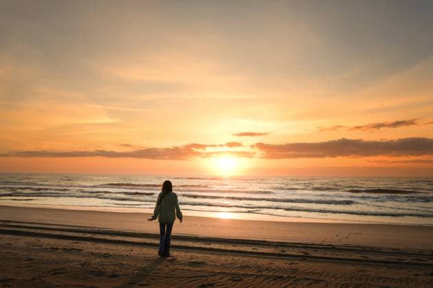 Behind tween girl watching sunrise Cape Hatteras National Seasho Avon, North Carolina, United States CR_JOKU250423-1707490-01 ,model released, Symbolfoto