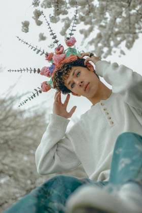 Creative Highlights Symbolfotos Creative Highlights Symbolfotos Portrait of a young boy with a wreath on his head Philadelphia, Pennsylvania, United States CR_VDXM250425-1711635-01 ,model released, Symbolfoto