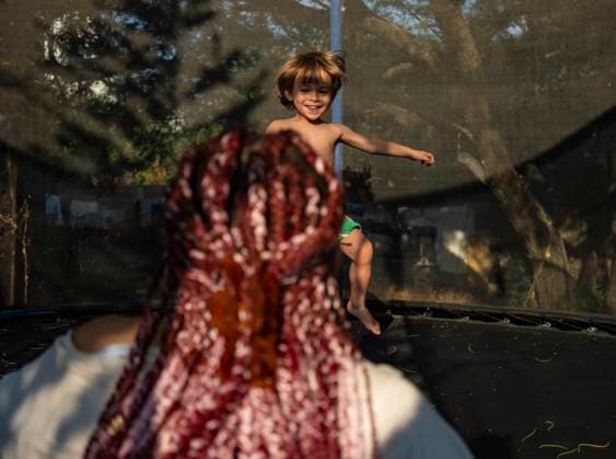 IMAGO Creative, Sommer, Sommertage im Garten Joyful Summer Moment on the Trampoline San Miguel de Allende, Guanajuato, Mexico CR_WDJM250425-1717972-01 ,model released, Symbolfoto