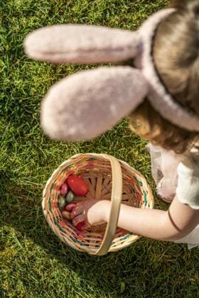 IMAGO Creative, Ostern, Bräuche, Eiersuche #2 Creative Highlights Symbolfotos Toddler girl in bunny ears in garden searching easter chocolate eggs Corby, England, United Kingdom CR_ATMT250427D-1708428-01 ,model released, Symbolfoto