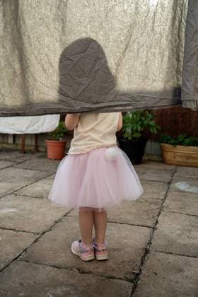 IMAGO Creative, Ostern, Bräuche, Eiersuche #2 Creative Highlights Symbolfotos Bunny toddler girl hiding behind a bed sheet Corby, England, United Kingdom CR_ATMT250427D-1708440-01 ,model released, Symbolfoto