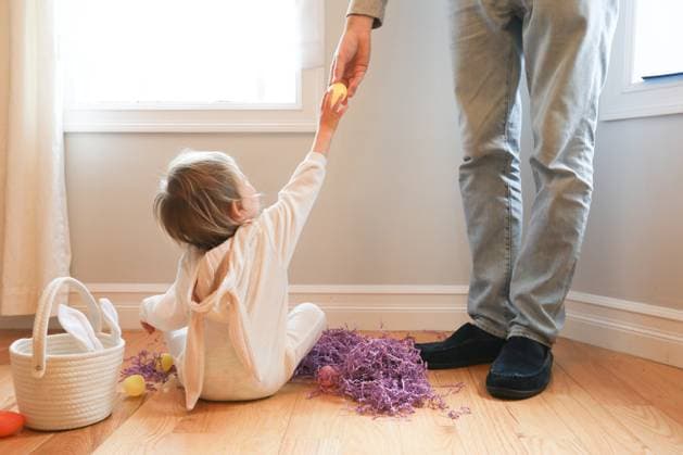 IMAGO Creative, Ostern, Bräuche, Eiersuche #2 Toddler handing Easter Egg to Dad in Modern Apartment New York, New York, United States R_UTHC250423-1707415-01 ,model released, Symbolfoto