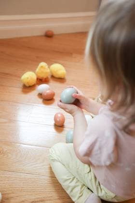IMAGO Creative, Ostern, Bräuche, Eiersuche #2 Two year old holding blue chicken egg with easter decoration New York, New York, United States R_UTHC250423-1707458-01 ,model released, Symbolfoto