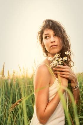 Creative Highlights Symbolfotos A beautiful woman in a white dress walks in a field Orenburg, Orenburg Oblast, Russia R_LQBD250424-1711678-01 ,model released, Symbolfoto