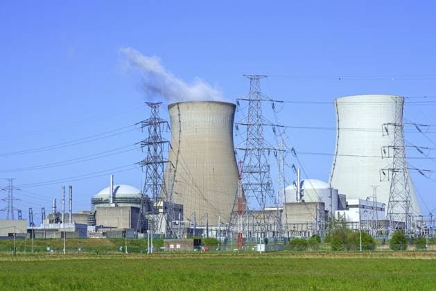 Kühltürme des Kernkraftwerks Doel, Kernkraftwerk und Hochspannungsmasten im Hafen von Antwerpen, Flandern, Belgien, Europa Cooling towers of the Doel Nuclear Power Station, nuclear power plant and high-voltage electricity pylons in the Antwerp harbour, Flanders, Belgium, Europe Copyright: imageBROKER alimdix xArterrax xP ibltsm13224092.jpg