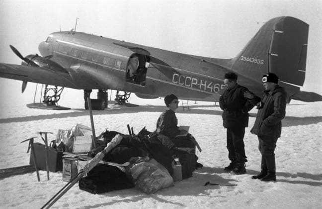Archivbilder der Woche KW18 First Soviet Arctic Expedition 8912155 05.01.1956 The First Complex Antarctic Expedition (CAE) of the USSR Academy of Sciences. Creation of the main scientific and logistical base of the expedition, the Mirny Geophysical Observatory. Soviet polar explorers landed on the Antarctic continent for the first time. It was a group of expedition members led by professors Alexander Gusev and Petr Shumsky. Left: Alexander Gusev led the first group of skiers sent to the shore to conduct reconnaissance of the area. Antarctica  Copyright: xx