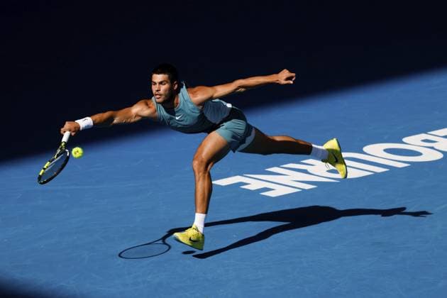 MELBOURNE, AUSTRALIEN 19. JANUAR: Carlos Alcaraz aus Spanien schlägt am achten Tag der Australian Open 2025 im Melbourne Park am 19. Januar 2025 in Melbourne, Australien, eine Vorhand zu Jack Draper aus Großbritannien, Ozeanien MELBOURNE, AUSTRALIA - JANUARY 19: Carlos Alcaraz of Spain hits a forehand to Jack Draper of Great Britain on day eight of the 2025 Australian Open at Melbourne Park on January 19, 2025 in Melbourne, Australia, Oceania Copyright: imageBROKER ChrisxPutnam ibxiqx13199416.jpg