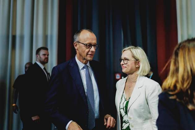 (L-R) Friedrich Merz, CDU-Parteivorsitzender, und Christiane Schenderlein, designierte Staatsministerin fuer Sport und Ehrenamt, aufgenommen im Rahmen des Bundesausschusses der CDU in Berlin, 28.04.2025. Der Bundesausschuss soll dem Koalitionsvertrag seitens der CDU zustimmen. Berlin Deutschland *** L R Friedrich Merz, CDU party chairman, and Christiane Schenderlein, designated Minister of State for Sport and Volunteering, pictured at the CDU Federal Committee in Berlin, 28 April 2025 The Federal Committee is to approve the coalition agreement on the part of the CDU Berlin Germany Copyright: xFlorianxGaertnerx