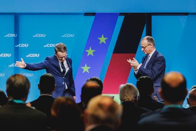 News Themen der Woche KW18 (L-R) Carsten Linnemann, Generalsekretaer der CDU, und Friedrich Merz, CDU-Parteivorsitzender, aufgenommen im Rahmen des Bundesausschusses der CDU in Berlin, 28.04.2025. Der Bundesausschuss soll dem Koalitionsvertrag seitens der CDU zustimmen. Berlin Deutschland *** L R Carsten Linnemann, Secretary General of the CDU, and Friedrich Merz, CDU Party Chairman, recorded at the CDU Federal Committee in Berlin, 28 April 2025 The Federal Committee is to approve the coalition agreement on the part of the CDU Berlin Germany Copyright: xFlorianxGaertnerx
