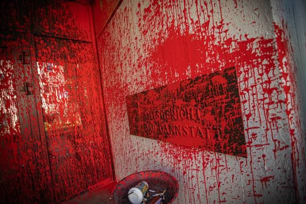 News Themen der Woche KW18 News Bilder des Tages Farbanschlag auf das Amtsgerichtgebäude in Cannstatt *** Paint attack on the local court building in Cannstatt Copyright: xSimonxAdomatx