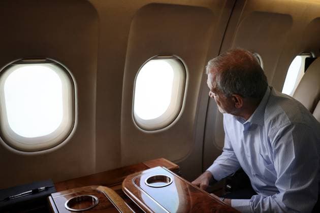 News Themen der Woche KW18 News Bilder des Tages April 28, 2025, Bandar Abbas, Hormozgan, Iran: Iranian President MASOUD PEZESHKIAN inspecting from an airplane the Rajaie port in Bandar Abbas, Hormozgan province, Iran. President Pezeshkian visited the site on Sunday following the massive explosion, which resulted in the deaths of 28 people and left over 1,000 others injured. Fires continued to burn for more than 24 hours after the blast. Authorities have not yet announced the cause of the explosion. Bandar Abbas Iran - ZUMAi98_ 20250428_zih_i98_006 Copyright: xIranianxPresidencyx
