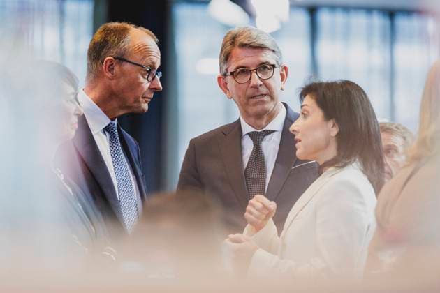 News Themen der Woche KW18 News Bilder des Tages (L-R) Friedrich Merz, CDU-Parteivorsitzender, Wolfram Weimer, designierter Staatsminister fuer Kultur und Medien, und Katherina Reiche (CDU), designierte Bundesministerin fuer Wirtschaft und Energie, aufgenommen im Rahmen des Bundesausschusses der CDU in Berlin, 28.04.2025. Der Bundesausschuss soll dem Koalitionsvertrag seitens der CDU zustimmen. Berlin Deutschland *** L R Friedrich Merz, CDU party chairman, Wolfram Weimer, designated Minister of State for Culture and Media, and Katherina Reiche CDU , designated Federal Minister for Economic Affairs and Energy, recorded at the CDU Federal Committee in Berlin, 28 04 2025 The Federal Committee is to approve the coalition agreement on the part of the CDU Berlin Germany Copyright: xFlorianxGaertnerx