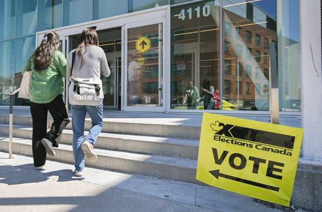 News Themen der Woche KW18 News Bilder des Tages April 28, 2025, Montreal, Pq, Canada: People arrive to cast their ballots at a polling station on federal election day in Montreal, Monday, April 28, 2025. Montreal Canada  - ZUMAc35_ 20250428_zaf_c35_010 Copyright: xGrahamxHughesx