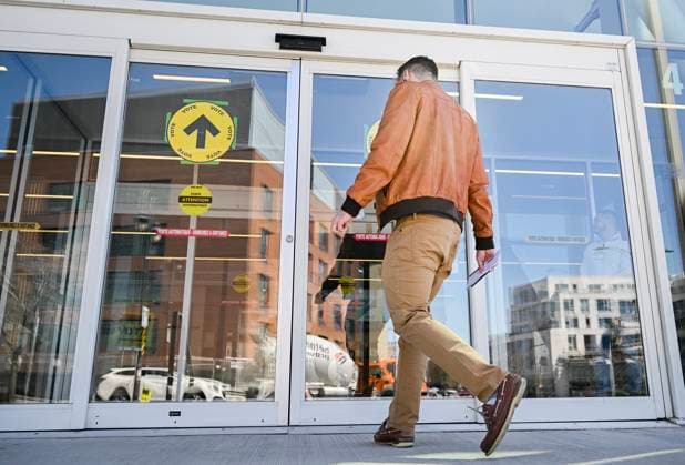 April 28, 2025, Montreal, Pq, Canada: A person arrives to vote at a polling station on federal election day in Montreal, Monday, April 28, 2025. Montreal Canada  - ZUMAc35_ 20250428_zaf_c35_011 Copyright: xGrahamxHughesx