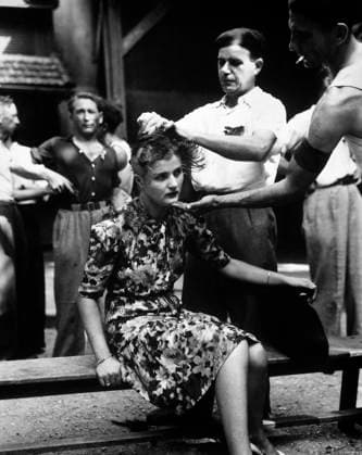 Archivbilder der Woche KW15 August 29, 1944, Montelimar, France: French civilians shaving woman s head as punishment for having personal relations with German soldiers, Montelimar, France, U.S. Army Signal Corps, August 29, 1944 Montelimar France  - ZUMAg145 19440829_aza_g145_001 Copyright: xJTxVintagex