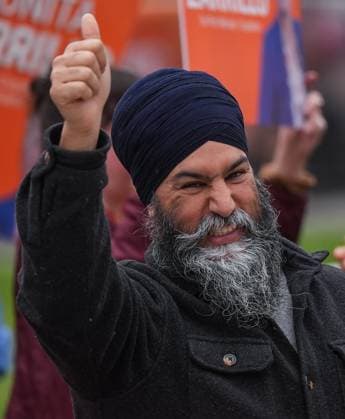 April 28, 2025, Port Moody, Bc, CANADA: NDP Leader Jagmeet Singh reacts to passing cars during a sign waving campaign event with Port Moody-Coquitlam NDP candidate Bonita Zarrillo and volunteers on election day, in Port Moody, B.C., on Monday, April 28, 2025. Port Moody CANADA  - ZUMAc35_ 20250428_zaf_c35_019 Copyright: xDarrylxDyckx