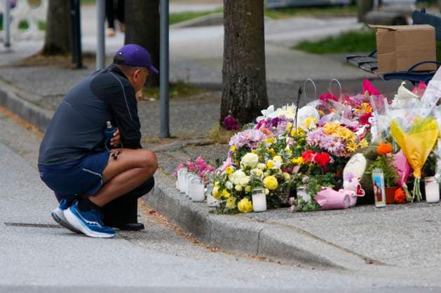 April 28, 2025, Vancouver, Vancouver, Bc, Canada: A Man pays respects around the flower memorial where a car drove into a crowd of people during the Lapu Lapu Festival on April 27, 2025, in Vancouver, Canada. Police said a 30-year-old man drove his car into a crowd at a Filipino street festival, killing at least eleven people and injuring multiple others. ( ) Vancouver Canada - ZUMAp175 1061483025st Copyright: xTomazxJr Pximagesx
