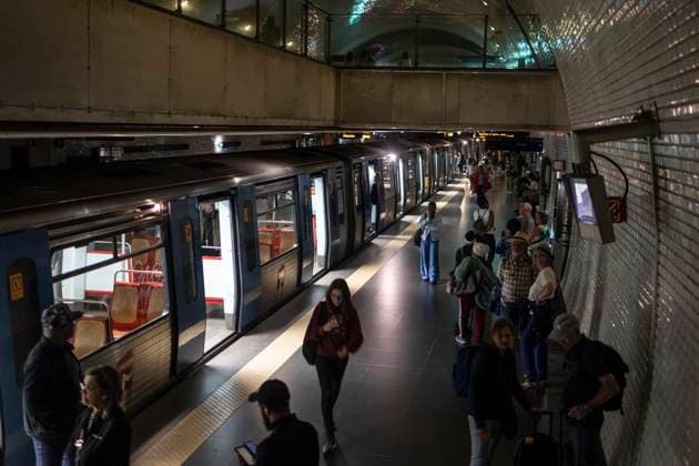 Bilder des Jahres 2025, News 04 April News Themen der Woche KW18 News Bilder des Tages General Electricity Blackout In Portugal People get out of subway cars at Baixo-Chiado station after the blackout that occurs in the morning on April 28, 2025. A major blackout occurs on Monday morning, April 28, 2025, in Portugal, Spain, and parts of France, paralyzing services and communications throughout the country. Lisboa Lisboa Portugal  Copyright: xAndersonxCoelhox originalFilename: coelho-notitle250428_npdV2.jpg