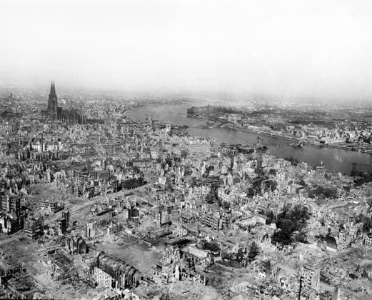 Archivbilder der Woche KW18 April 24, 1945, Koln, Germany: Cologne Cathedral standing undamaged while entire area surrounding it is completely devastated with railroad station and Hohenzollern Bridge lying damaged to the north and east of the cathedral, Cologne, Germany, U.S. Army Signal Corps, April 24, 1945 Koln Germany - ZUMAg145 19450424_aza_g145_001 Copyright: xJTxVintagex