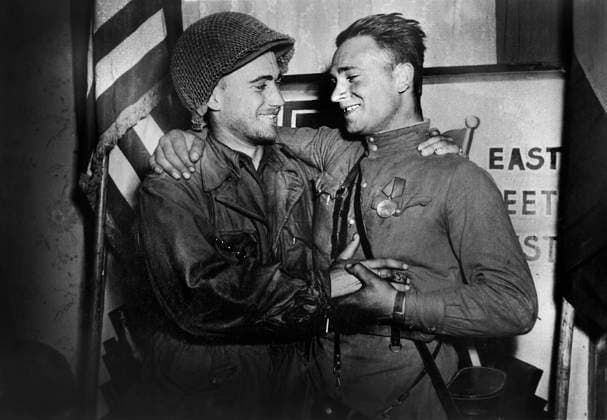 Archivbilder der Woche KW15 April 25, 1945, Torgau, Germany: U.S. 2nd Lieutenant William Robertson and Lt. Alexander Sylvashko, Russian Army, in front of sign East Meets West symbolizing historic meeting of Russian and American Armies, near Torgau, Germany, Torgau Germany - ZUMAg145 19450425_aza_g145_001 Copyright: xJTxVintagex