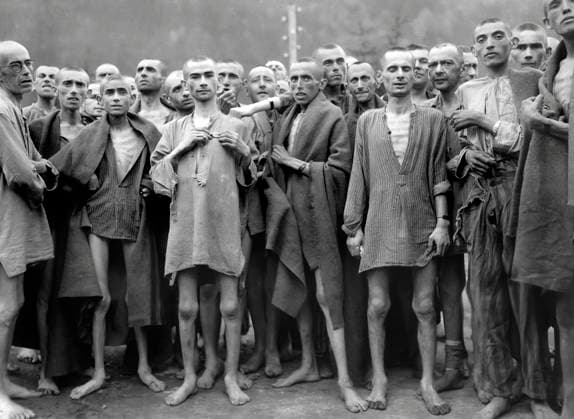 Archivbilder der Woche KW18 May 7, 1945, Ebensee, Germany: Starved prisoners, nearly dead from hunger in concentration camp, which was reputedly used for scientific experiments, posing after It was liberated by U.S. 80th Division, Ebensee, Austria, U.S. Army Signal Corps, May 7, 1945 Ebensee Germany - ZUMAg145 19450507_aza_g145_001 Copyright: xJTxVintagex