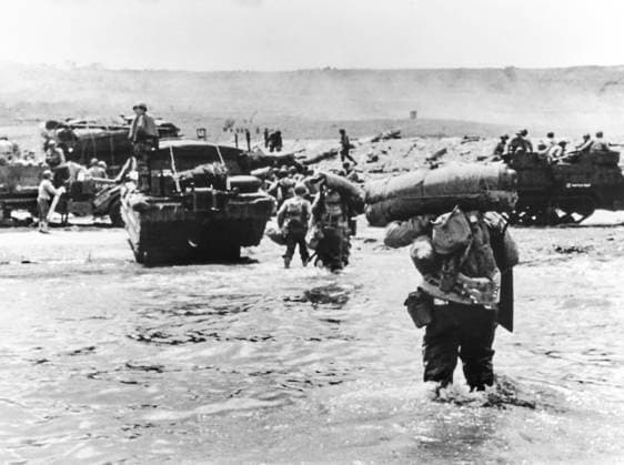 June 6, 1944, Colleville-Sur-Mer, Normandy, France: American assault troops with full amphibious military equipment moving onto Omaha Beach, Colleville-sur-Mer, Normandy, France, U.S. Army Signal Corps, June 6, 1944 Colleville-Sur-Mer France - ZUMAg145 19440606_aza_g145_006 Copyright: xJTxVintagex