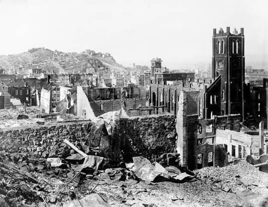 Archivbilder der Woche KW15 April 20, 1906, San Francisco, California, USA: Damaged area from earthquake north of California street in vicinity of Grant Avenue showing Telegraph Hill in the distance. The church standing on right is Saint Mary s Church, entrance to Chinatown. Area adjacent to Saint Mary s Church, showing crumpled tower is Hall of Justice on Kearny and Clay Streets, San Francisco, California, USA, U.S. Army Signal Corps, April 1906 San Francisco USA - ZUMAg145 19060420_aza_g145_012 Copyright: xJTxVintagex