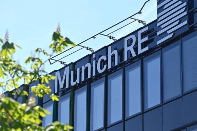 Schriftzug,Firmenlogo,Logo in Muenchen Schwabing. Gebaeude,Fassade. Munich Re Group,Rueckversicherung. *** lettering,company logo,logo in Munich Schwabing building,facade Munich Re Group,reinsurance