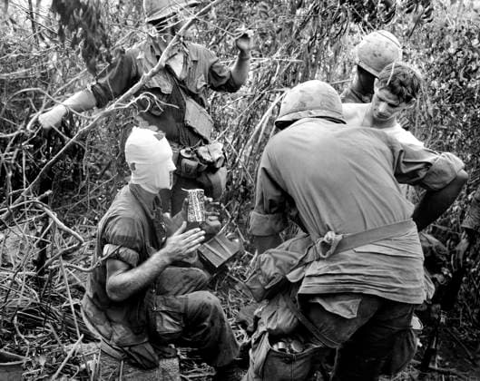 Archivbilder der Woche KW18 August 12, 1969, Tam Ky, Vietnam: Members of Company D 1st Battalion, 501st Airborne Infantry relating battle and wounds received during action east of Tam Ky, Vietnam, U.S. Army Signal Corps, August 12, 1969 Tam Ky Vietnam - ZUMAg145 19690812_aza_g145_001 Copyright: xJTxVintagex