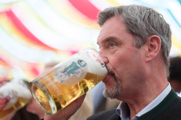 News Themen der Woche KW18 News Bilder des Tages Dr. Markus Söder trinkt Bier - Gastrofrühling im Hippodrom Festzelt auf dem Frühlingsfest in München am 28.04.2025 *** Dr. Markus Söder drinks beer Gastrofrühling in the Hippodrom marquee at the spring festival in Munich on 28 04 2025