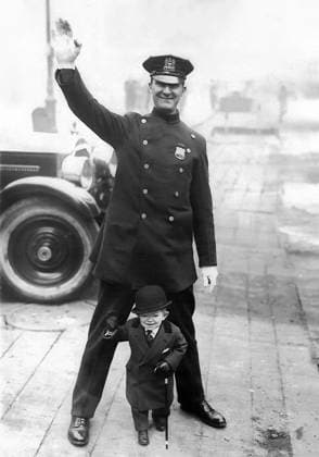 Archivbilder der Woche KW15 Clarence Howerton aka Major Mite Clarence Howerton aka Major Mite, 1929 Major Mite Famous Midget With Cop EDITORIAL USE ONLY Copyright: xFSN-Dx
