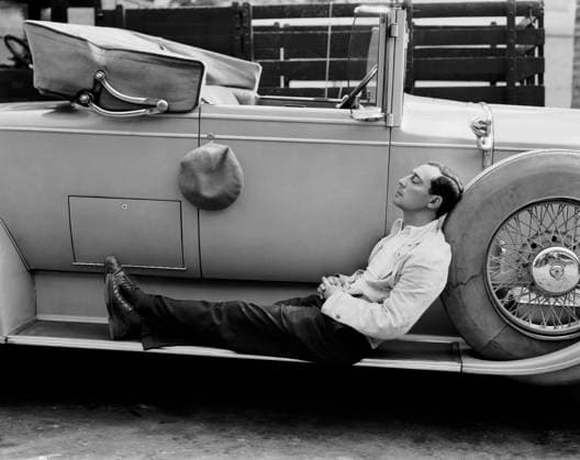 Archivbilder der Woche KW18 Buster Keaton Buster Keaton, 20th October 1930: American silent screen comedian and actor Buster Keaton (1895-1966) is overcome with exhaustion on the side of a convertible motor. EDITORIAL USE ONLY Copyright: xFSN-Dx
