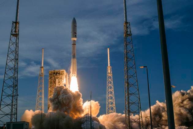 News Themen der Woche KW18 News Bilder des Tages April 28, 2025, Cape Canaveral, Florida, USA: A United Launch Alliance (ULA) Atlas V rocket launches from Space Launch Complex-41 (SLC-41), Cape Canaveral Space Force Station, Florida, carrying the first 27 operational satellites for AmazonÃ¢â‚¬â ¢s Project Kuiper internet constellation on Apr. 28, 2025 at 7:01 p.m. Cape Canaveral USA - ZUMAb268 20250428_znp_b268_025 Copyright: xJenniferxBriggsx