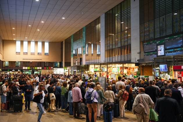 News Themen der Woche KW18 Santa Justa train station Seville the day after the widespread blackout Numerous people wait at the Santa Justa train station the day after the widespread blackout On April 29, 2025, in Seville Andalusia, Spain The doors of the Santa Justa train station, which had been evacuated as a precautionary measure following the power outage suffered by the Iberian Peninsula yesterday April 28 April 29 APRIL 2025 Francisco J Sevilla Andalucia, Spain Seville Andalucia, Spain Spain Spain  Copyright: xFranciscoxJ.xOlmox 6683972