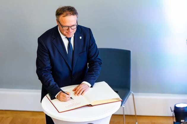 28.04.2025, GER, News Politik, Auswärtige Kabinettsitzung in Gotha im Vorfeld des Thüringentages Im Bild Mario Voigt Das Thüringer Kabinett während ihrer auswärtigen Sitzung in Gotha unter dem Anlass des bevorstehenden Thüringentages. Unter dem Motto Feiern unterm Friedenstein wird die Stadt Gotha vom 2.-4. Mai 2025 Gastgeber des Landesfestes sein. Im Anschluss folgte der Presserundgang gemeinsam mit Mario Voigt und Gothas Oberbürgermeister Knut Kreuch rund um den Oberen Hauptmarkt Denkmal Ernst der Fromme geben, wo die Aufbauarbeiten für den Thüringentag laufen (Themen u.a. Programm Thüringentag, Highlights, Sicherheitskonzept). 99867 Gotha Ehemaliges Landschaftshaus, Schl Thüringen Deutschland *** 28 04 2025, GER, New