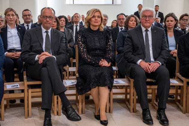 News Themen der Woche KW18 Requiem für den verstorbenen Papst Franziskus 29.04.2025: Gesellschaft, Glaube, Kirche: Bundeskanzler Friedrich Merz (CDU), Bundestagspräsidentin Julia Klöckner (CDU) (l-r) und Bundespräsident Frank-Walter Steinmeier sitzen beim bundesweiten Requiem für den verstorbenen Papst Franziskus in der Sankt Hedwigs-Kathedrale in Berlin. Berlin Sankt Hedwigs-Kathedrale Berlin Deutschland *** Requiem for the late Pope Francis 29 04 2025 Society, Faith, Church Federal Chancellor Friedrich Merz CDU , Bundestag President Julia Klöckner CDU l r and Federal President Frank Walter Steinmeier sit at the nationwide requiem for the late Pope Francis in St. Hedwigs Cathedral in Berlin Berlin St. Hedwigs Cathedral Berlin Germany Copyright: xBahhoxKarax