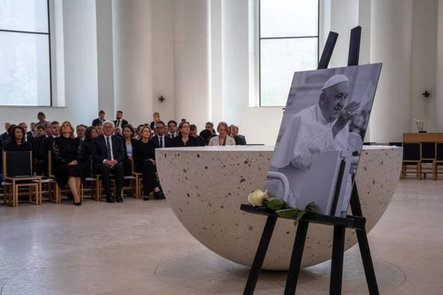 News Themen der Woche KW18 News Bilder des Tages Requiem für den verstorbenen Papst Franziskus 29.04.2025: Gesellschaft, Glaube, Kirche: Ein Bild des verstorbenen Papstes Franziskus ist beim bundesweiten Requiem in der Sankt Hedwigs-Kathedrale in Berlin aufgestellt. Berlin Sankt Hedwigs-Kathedrale Berlin Deutschland *** Requiem for the late Pope Francis 29 04 2025 Society, Faith, Church A picture of the late Pope Francis is placed at the nationwide requiem in St. Hedwigs Cathedral in Berlin Berlin St. Hedwigs Cathedral Berlin Germany Copyright: xBahhoxKarax