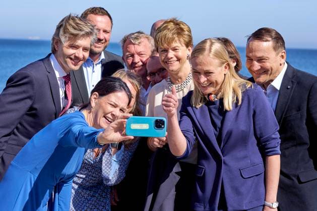 News Themen der Woche KW18 Nordic and Baltic Foreign Ministers Meet in Bornholm - Denmark Lithuania s Foreign Minister Kestutis Budrys, Iceland s Foreign Minister ÃžorgerÃ°ur Katrin Gunnarsdottir, Estonia s Foreign Minister Margus Tsahkna, Germany s Foreign Minister Annalena Baerbock, Denmark s Foreign Minister Lars Loekke Rasmussen, Norway s Foreign Minister Espen Barth Eide, Finland s Foreign Minister Elina Valtonen, France s Foreign Minister Jean-NoÃ«l Barrot, Sweden s Foreign Minister Maria Malmer Stenergard, Latvia s Foreign Minister Baiba Braze, and Poland s Foreign Minister Radek Sikorski. Foreign ministers from the member countries of the Nordic-Baltic Eight cooperation, NB8, in Bornholm on Tuesday, April 29, 2025. The member countries in the NB8 cooperatio  Copyright: RitzauxScanpix ThomasxTraasdahlx spdk20250429-115242-L