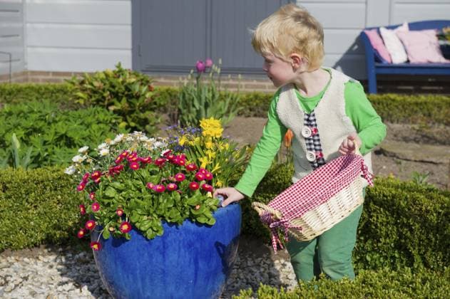 IMAGO Creative, Ostern, Bräuche, Eiersuche #2 Kleines Kind sucht im Garten nach Ostereiern Little child is looking for easter eggs in the garden Copyright: imageBROKER IvonnexWierink ibxiqx13021165.jpg ,model released, Symbolfoto ,property released