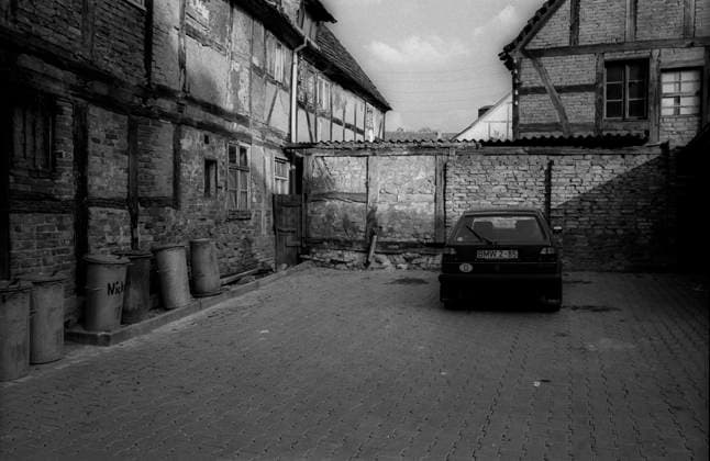 Archivbilder der Woche KW18 Kleinstadt Hof Deutschland, Perleberg, 30.04.1992, Hinterhof mit Mülltonnen und VW Golf, Perleberg, Â *** Small town Hof Germany, Perleberg, 30 04 1992, Backyard with garbage cans and VW Golf, Perleberg, Â