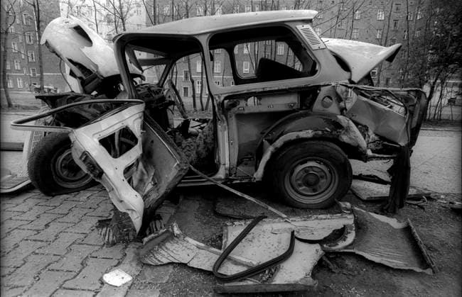 Archivbilder der Woche KW18 Auto Wrack Deutschland, Berlin, 23.04.1992, Trabant - Wrack in der Brunnenstraße, Â *** Car wreck Germany, Berlin, 23 04 1992, Trabant wreck in the Brunnenstraße, Â