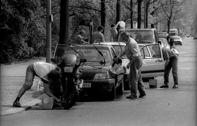 Archivbilder der Woche KW18 Autowaschen Deutschland, Berlin, 23.04.1992, Auto - Waschen in der Gartenstraße im Wedding, Â *** Car wash Germany, Berlin, 23 04 1992, Car wash in Gartenstraße in Wedding, Â