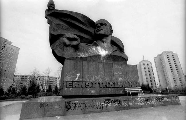 Ernst-Thälmann-Denkmal Deutschland, Berlin, 04.04.1992, Thälmann Denkmal im Ernst-Thälmann-Park, Â *** Ernst Thälmann Memorial Germany, Berlin, 04 04 1992, Thälmann Memorial in Ernst Thälmann Park, Â