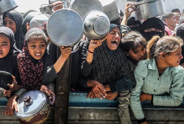 Bilder des Jahres 2025, News 04 April News Themen der Woche KW18 News Bilder des Tages Palestinians are crowding to receive a food portion from a charity kitchen in refugee camp in the ØaKhan Younis southern Gaza Strip on Tuesday, April 29, 2025. The International Court of Justice (ICJ) has begun its second day of hearings into Israel s humanitarian obligations to Palestinians, more than 50 days into Israel s total blockage on aid entering the Gaza Strip.  GAZ2025042906 AnasxDeeb