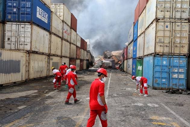 News Themen der Woche KW18 News Bilder des Tages April 29, 2025, Bandar Abbas, Hormozgan, Iran: Rescue workers search the area after a massive explosion and fire rocked the Shahid Rajaei port near the southern port city of Bandar Abbas, Iran. At least 65 people have been killed in an explosion at the port that occurred on 26 April, with authorities yet to announce the cause. Bandar Abbas Iran - ZUMAi98_ 20250429_zih_i98_007 Copyright: xIrcsx