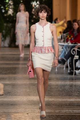 Chanel Cruise 2025 Fashion Show - Runway A model walks the runway at the Chanel Cruise 2025 fashion show at Villa D Este in Como, Italy, on April 29, 2025. Photo by Aurore Marechal ABACAPRESS.COM Como Italy  Copyright: xMarechalxAurore ABACAx