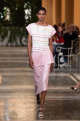 Chanel Cruise 2025 Fashion Show - Runway A model walks the runway at the Chanel Cruise 2025 fashion show at Villa D Este in Como, Italy, on April 29, 2025. Photo by Aurore Marechal ABACAPRESS.COM Como Italy  Copyright: xMarechalxAurore ABACAx