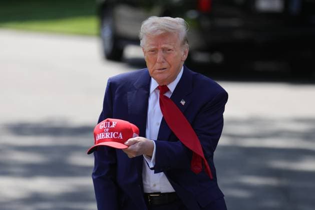 News Themen der Woche KW18 News Bilder des Tages President Trump Departs White House On 100th Day U.S. President Donald Trump holds a hat reading Gulf of America towards members of the media before boarding Marine One at the White House in Washington, D.C. on April 29, 2025. Trump is heading to Warren, MI to deliver his 100th Day in Office Achievement Speech . Washington, D.C. District of Columbia United States  Copyright: xBryanxDozierx originalFilename: dozier-presiden250429_npSvi.jpg